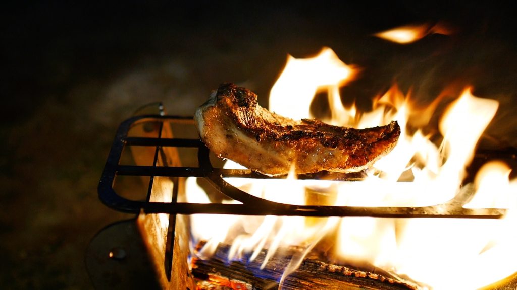 焚き火台COOKING FIRE PIT SOLOで塊肉を焼く